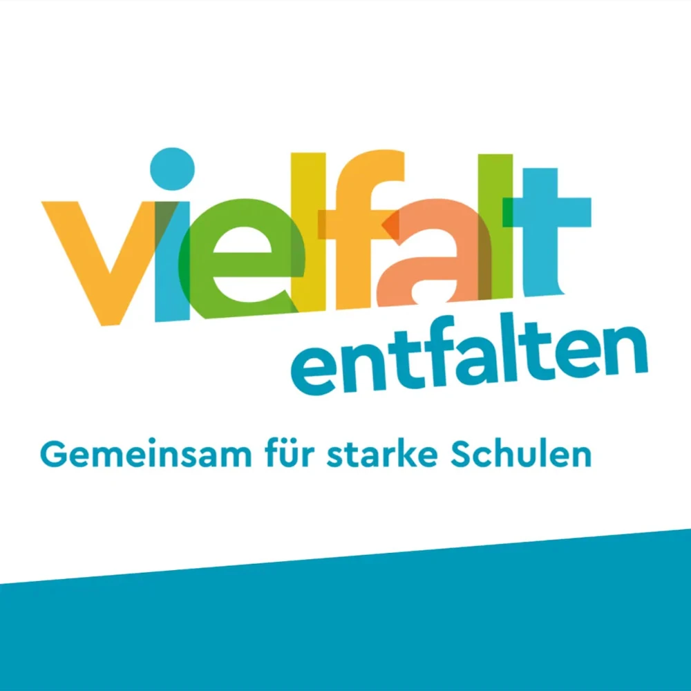 Cover des Podcasts vielfalt entfalten der Deutschen Kinder- und Jugendstiftung