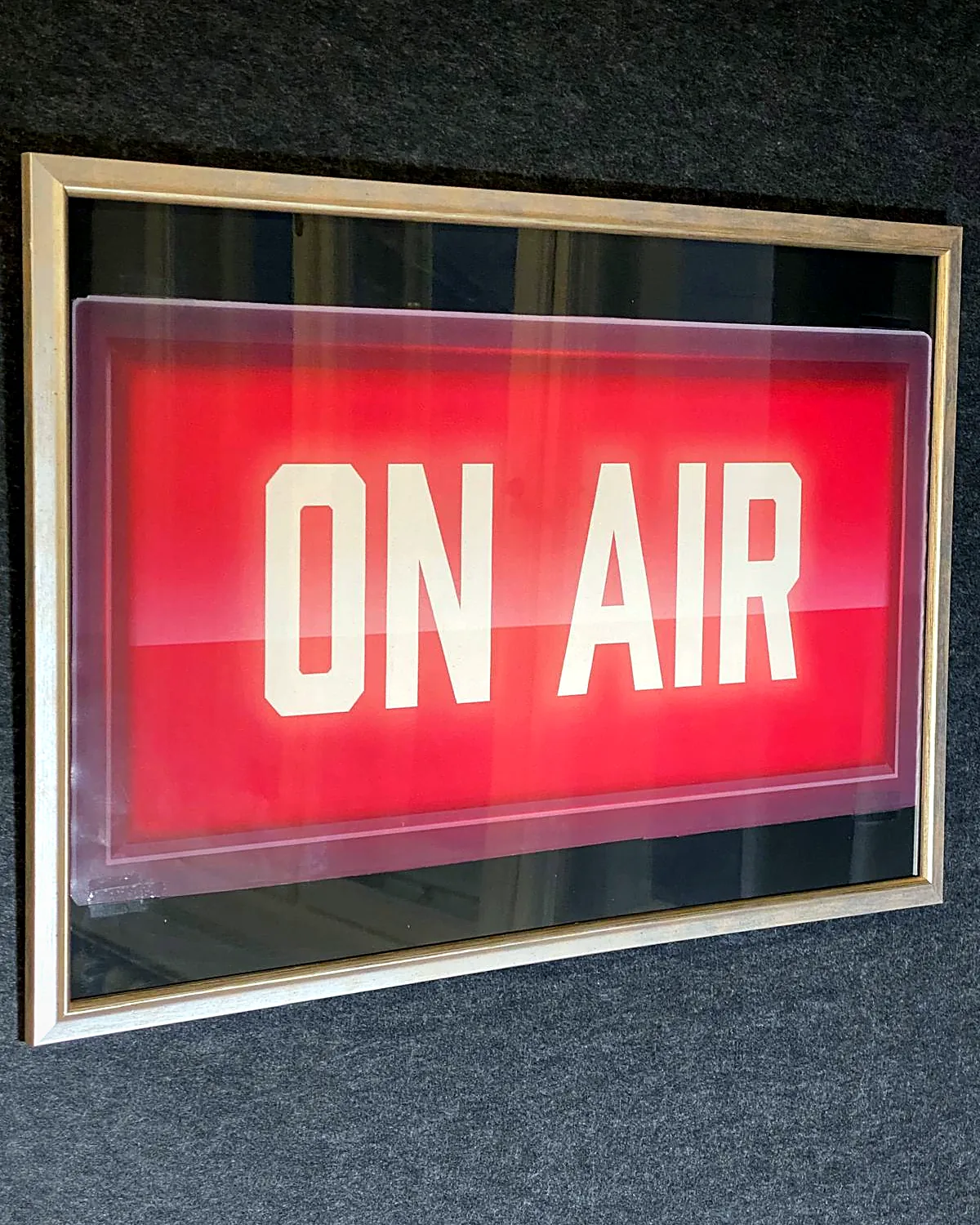 Leuchtendes ON-AIR-Schild im Studio von PODCAST.EINS