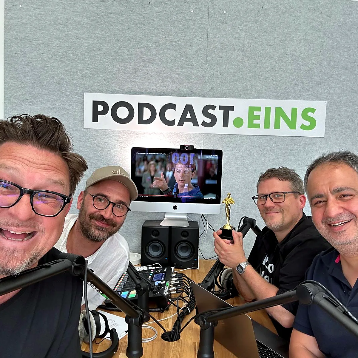 Das Team von PODCAST.EINS im Podcast-Studio