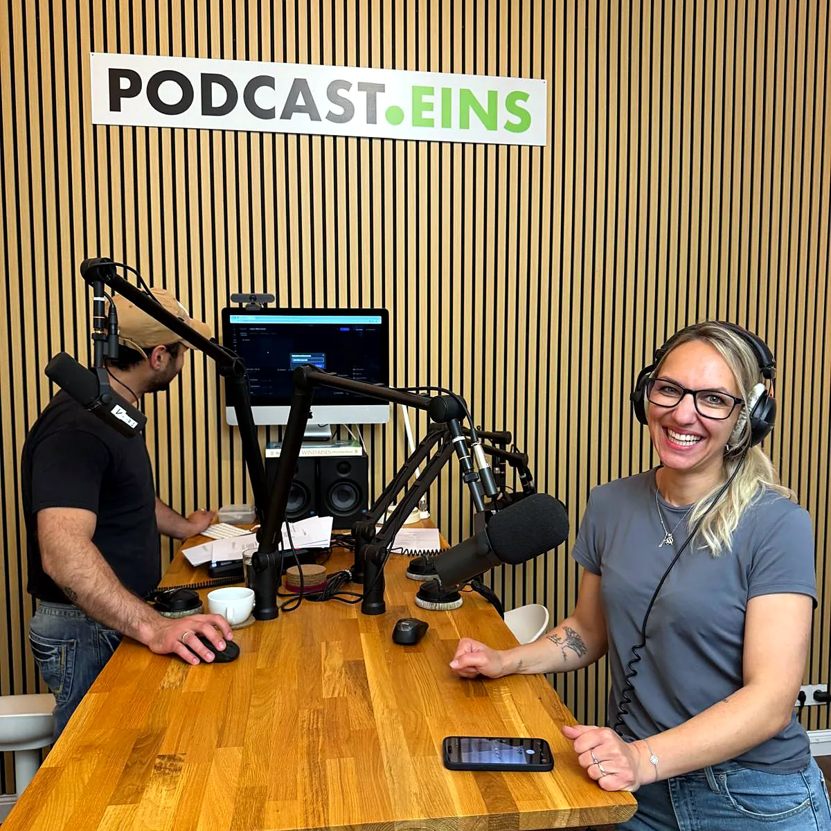 Podcast-Aufnahme mit zwei Personen im Studio von PODCAST.EINS