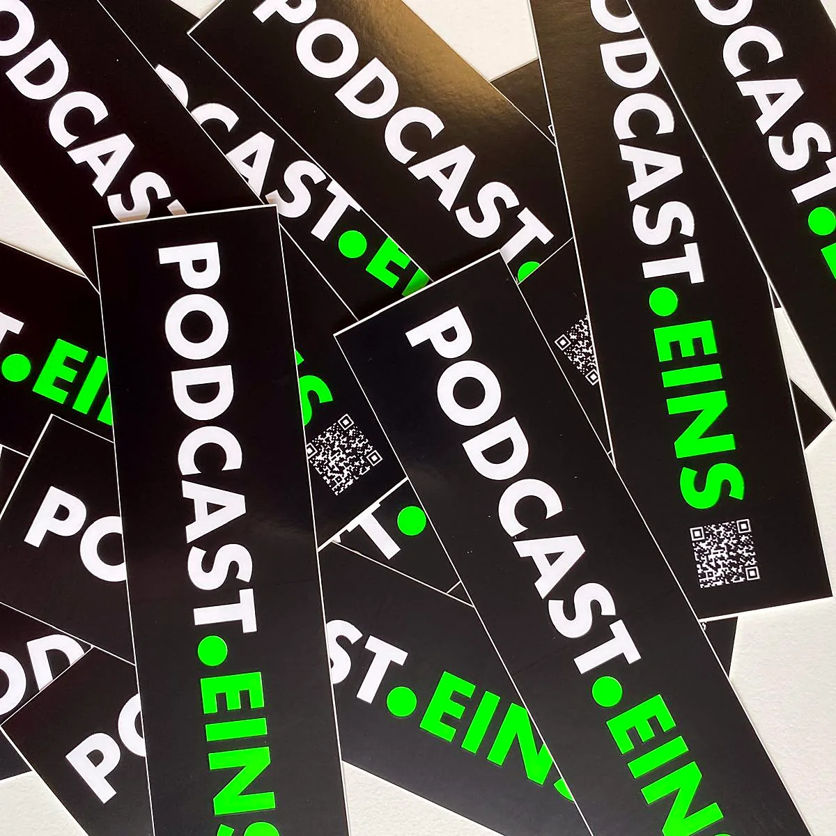 Sticker mit dem PODCAST.EINS-Logo