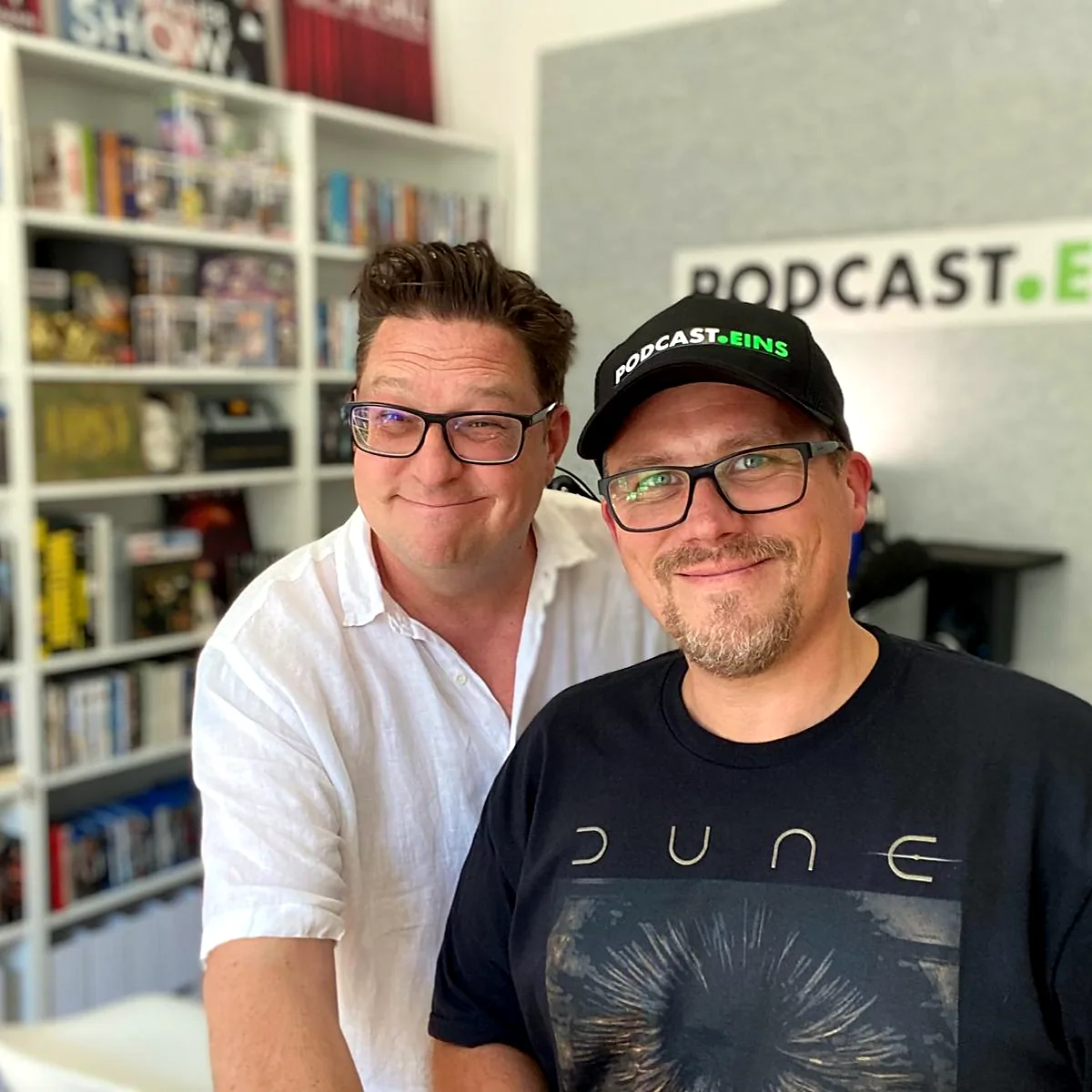 Zwei Teammitglieder von PODCAST.EINS im Studio