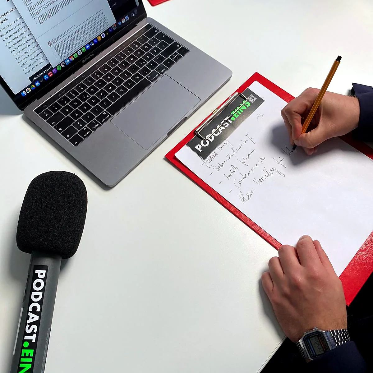 Vorbereitung einer Aufnahme: Skript, Laptop und Reportermikrofon